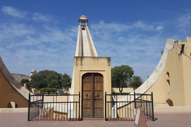 2-Day Private Jaipur City Sightseeing Tour with Three Forts - Nahargarh Fort and the defense-ring story