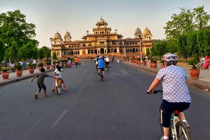 3-Hour Morning Bike Tour of Jaipur - Govind Devji Temple: The Spiritual Pause That Works With the Morning