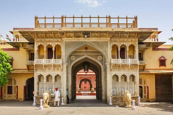 All Inclusive Private Jaipur City Tour with 5-star Lunch & Guide - Lunch at Holiday Inn Jaipur City Centre: a safe reset in the middle of the day