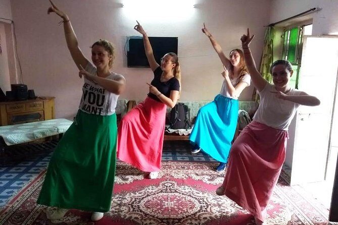 Bollywood Dance Class in Jaipur – Includes Hotel Transfers - What you learn: Bollywood dance steps set to movie songs