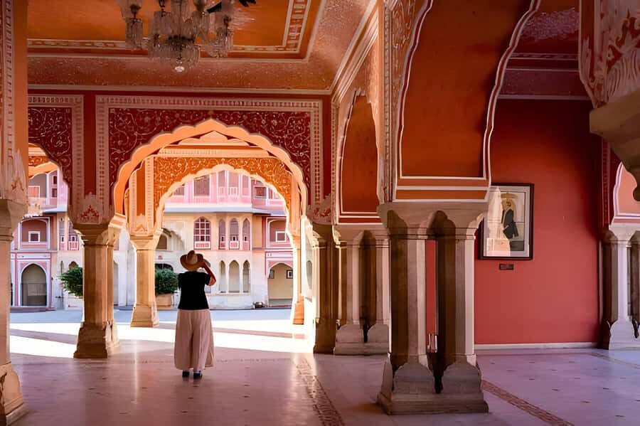 From Delhi: Jaipur Sightseeing Day Tour with Hotel Pickup - Lunch at a 5-star restaurant: comfort, but plan around extras