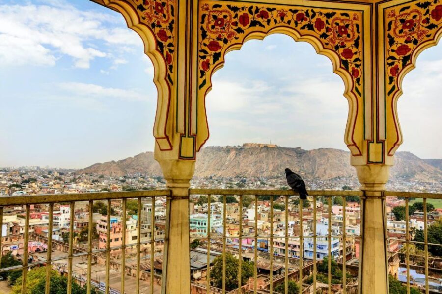 From Jaipur: Private Amber Fort, Jal Mahal and More Car Tour - Private AC car and multilingual guide: why this format works