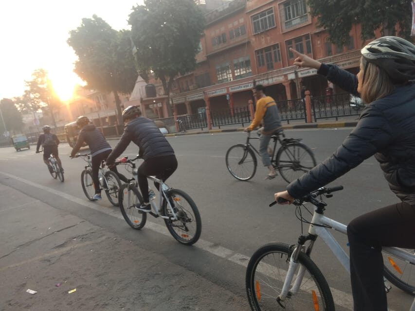 Jaipur: 3-Hour Morning Bike Tour of Jaipur Old City - Entering the walled city: narrow lanes, big atmosphere