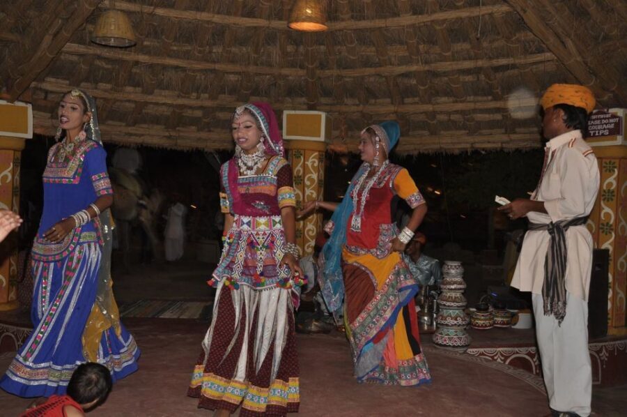 Jaipur: Chokhi Dhani Local Village Experience - Arrival at Chokhi Dhani: What the Site Is Trying to Give You