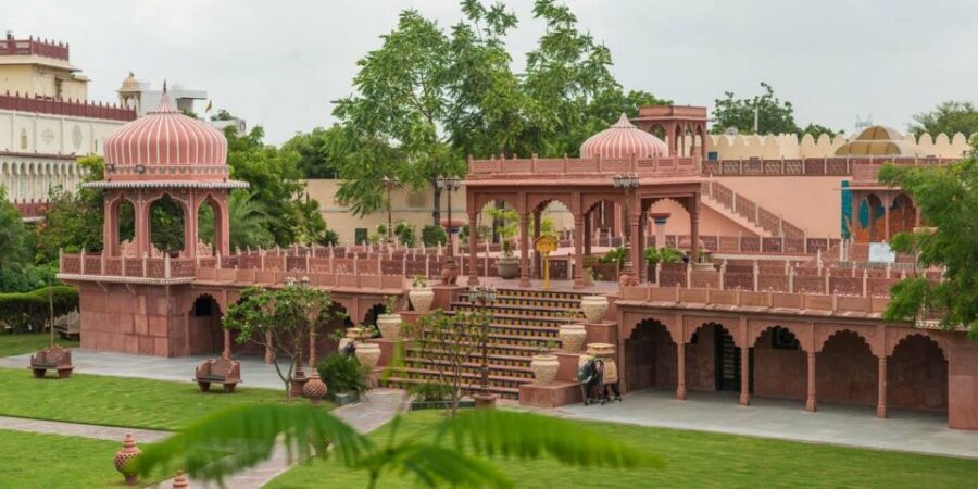 Jaipur: Chokhi Dhani with Private Transportation and Dinner - Live instrumental music: the soundtrack that shapes the evening