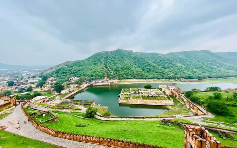 Jaipur: City Tour Full-Day Sightseeing with Guide - City Palace Jaipur: Mughal-Rajput Blending Up Close