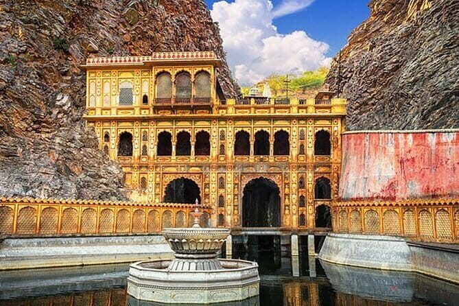 Jaipur Full Day Heritage of Pink City Tour By Tuk Tuk With Chai - Jagat Shiromani Ji Temple: a calm break near Amber Fort