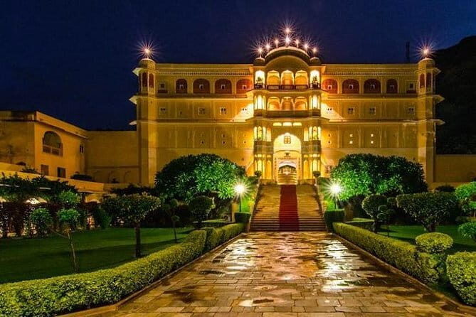 Jaipur Instagram Tour of Photogenic Spots - Royal Gaitor Tumbas: quiet structure breaks during a packed photo day