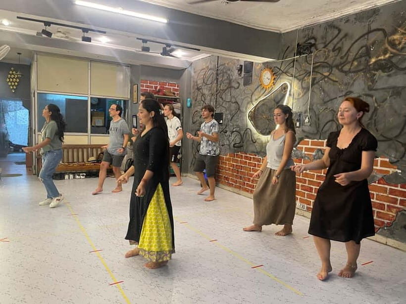 Jaipur: Namaste Bollywood l Dance like a Star - Warm-Up and First Listen: Learn the Song Like a Choreographer
