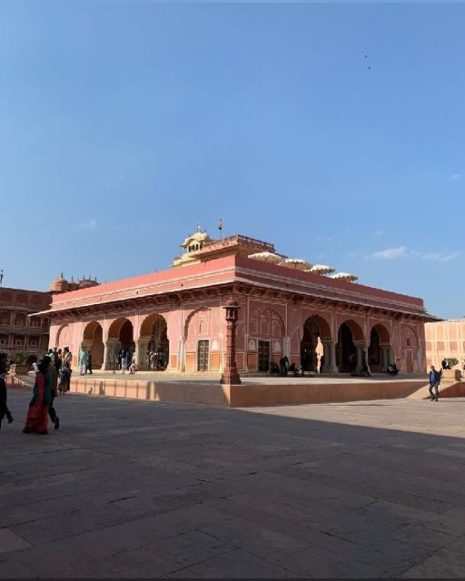 Jaipur: Private City Tour with Car, Guide, Tickets & Lunch - City Palace: where Mughal and Rajasthani design shake hands