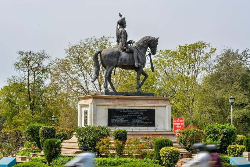 Jaipur: Private City Tour with Car, Guide, Tickets & Lunch - Amer Fort and Sheesh Mahal: the royal complex that rewards walking