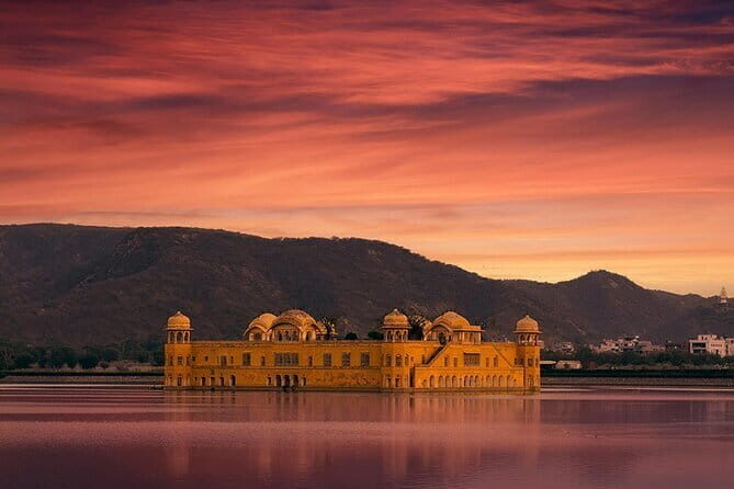 Jaipur: Private Full-Day City Sightseeing with Pick-Up & Drop off - City Palace and Hawa Mahal Sightlines: Royal Residence and the Windows Story