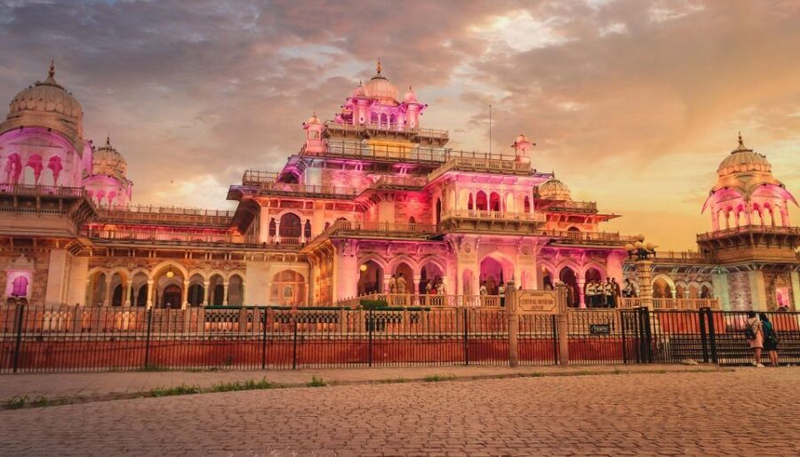 Jaipur Sightseeing by Tuk-Tuk: Temples, Palaces & Markets - Hawa Mahal’s 953 Windows and Panna Meena ka Kund