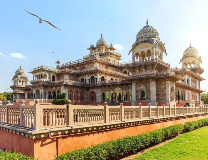 Jaipur Sightseeing by Tuk-Tuk: Temples, Palaces & Markets - Jal Mahal on Man Sagar Lake: Photos with a Time Limit