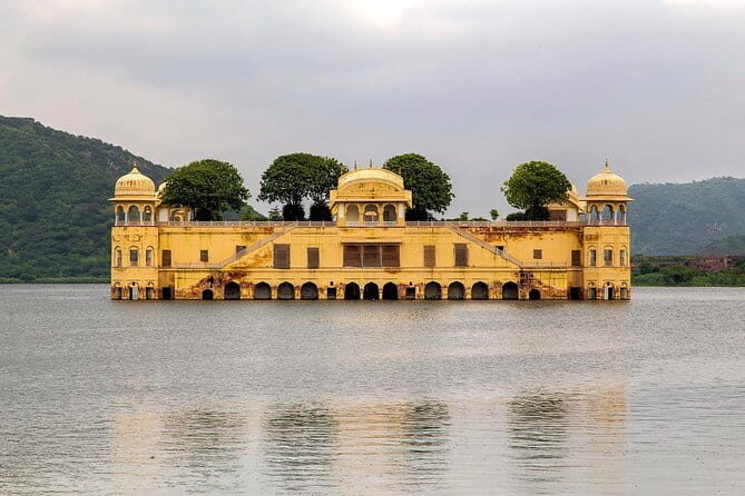 Jaipur Tour with Jaigarh Fort and Nahargarh Sunset - Royal Gaitor Tumbas to Jaigarh Fort: calm tombs, then fort power