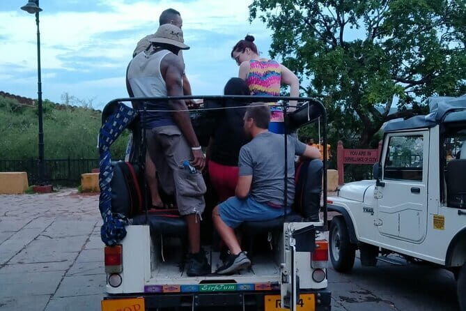 Night Safari in Jaipur on an Open Jeep - Birla Mandir and Statue Circle: Short, Serene Photo Stops
