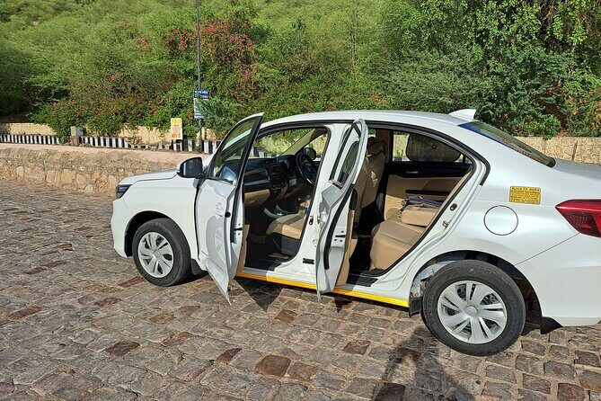 Private Jaipur Arrival Transfer - Airport to Hotel/Accommodation - The ride itself: AC comfort, Toyota-level practicality, and luggage fit