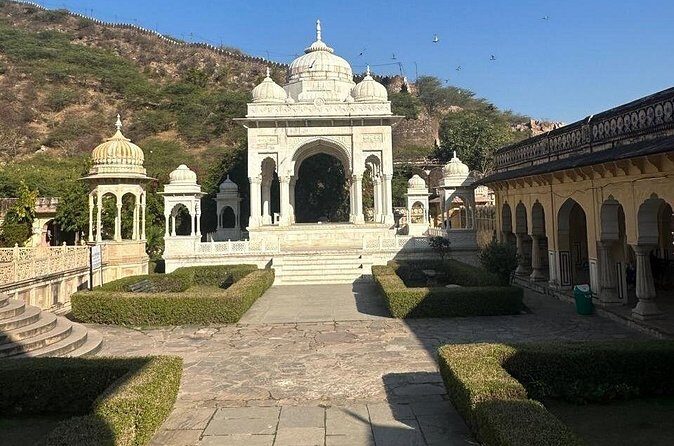 Private Jaipur City Tour by Tuk Tuk Or Car - City Palace and Gaitore Ki Tumbas: where royal space turns quiet