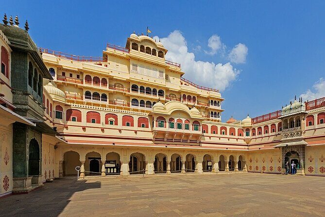 Private Jaipur Pink City Tour by Car & Driver with a Tour Guide - City Palace, Hawa Mahal, and Royal Gaitor Tumbas: royal Jaipur in chunks